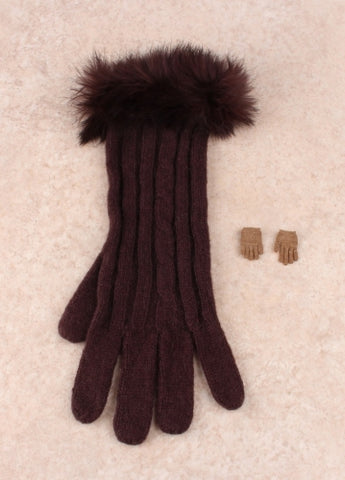 Cable knit gloves with fur cuffs