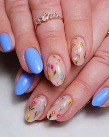 Ongles bleus du ciel printanier