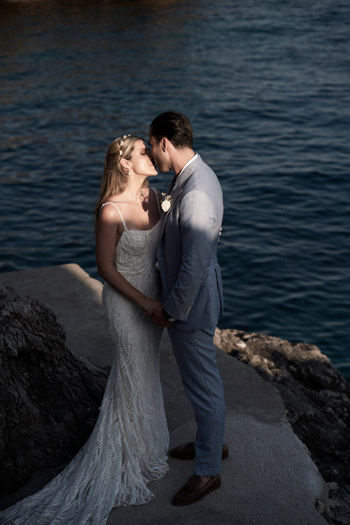 bride and groom on cliff in Italy