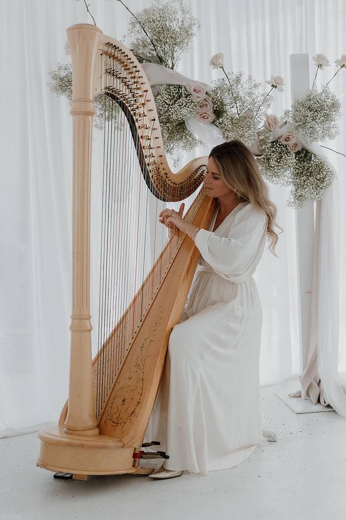 Harpist pays wedding ceremony