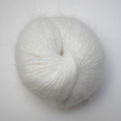 Pelote de laine angora blanche