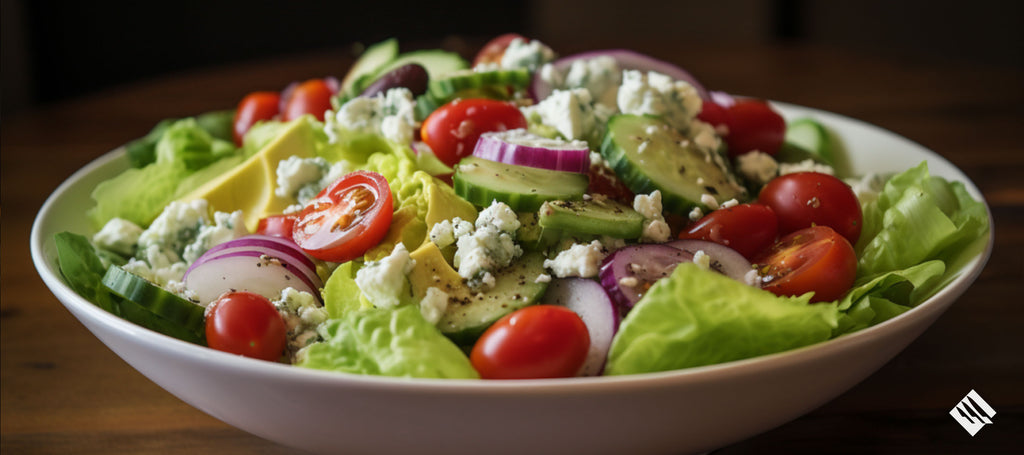 Insalata di lattuga al burro, illuminazione naturale, placcatura vibrante