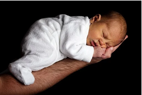 infant on dad’s arm