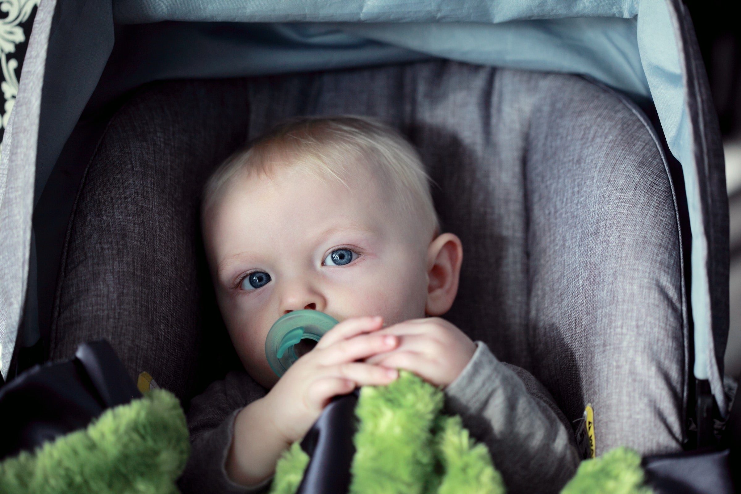 a baby laying down in a car seat