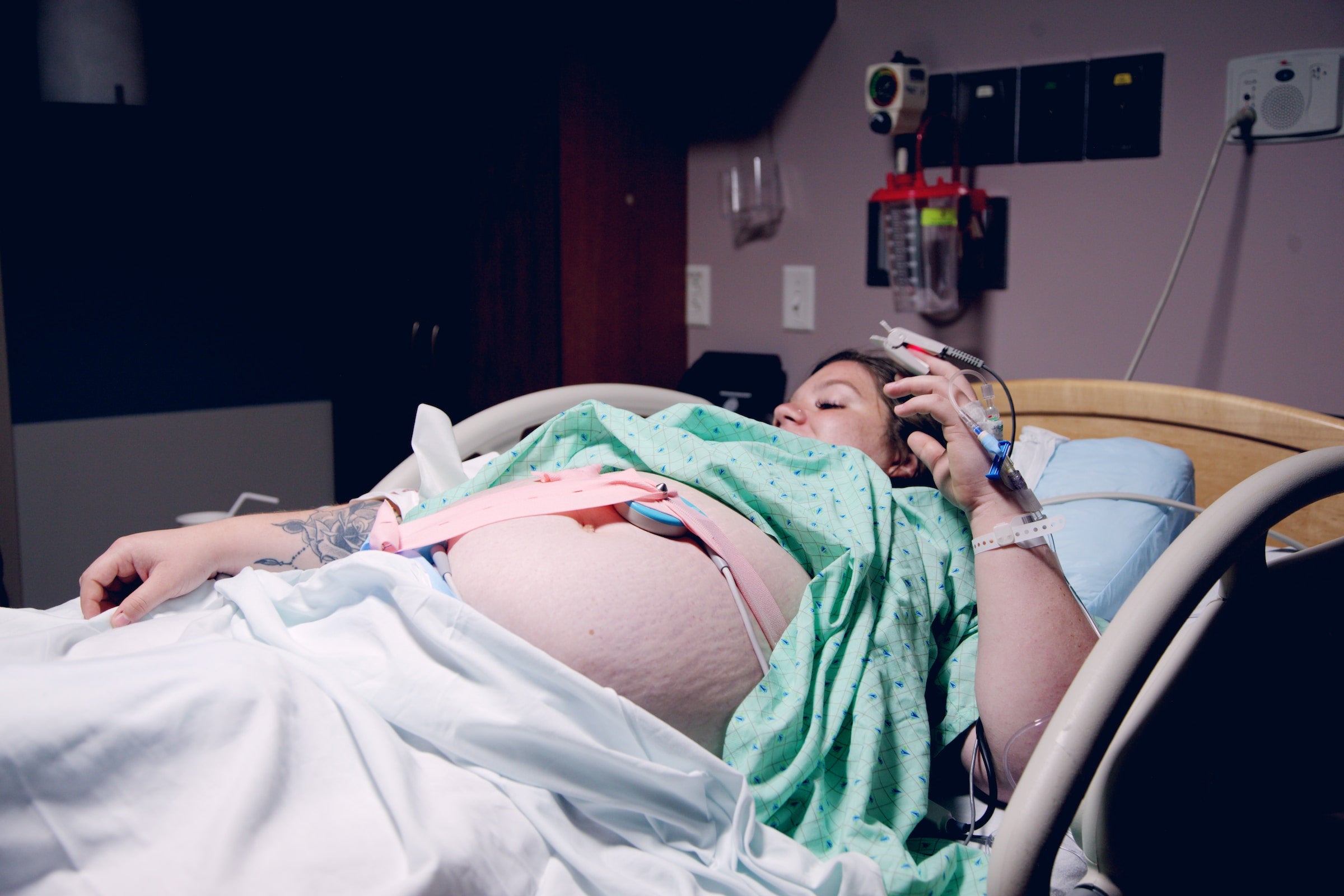 pregnant woman with postpartum shaking in hospital