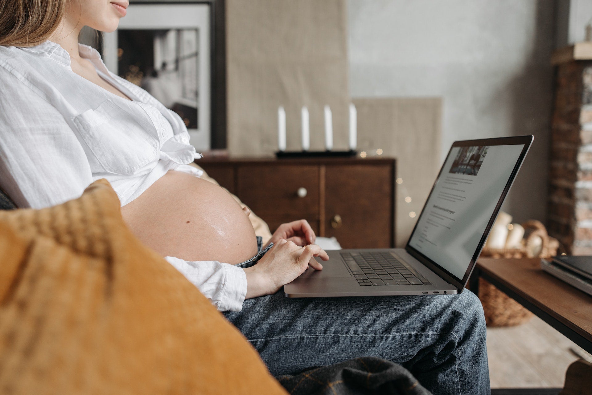 Pregnant woman on laptop