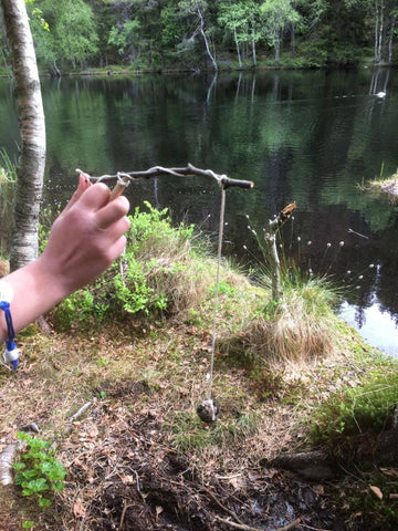 "Kongla på tuppen fisker opp korona. Inni er det medisin som går igjennom snora og inn i pistolen som skyter de syke. Denne oppfinnelsen kan også skyte ut antibac".