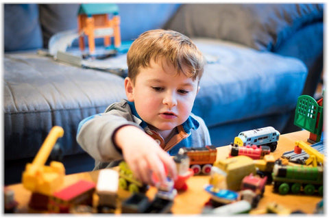 enfant qui joue aux jouets