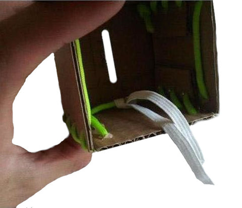 fabriquer tirelire carton accrocher elastique pour fermer