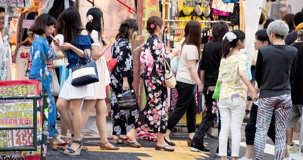 Jóvenes con yukata en el barrio de Harajuku