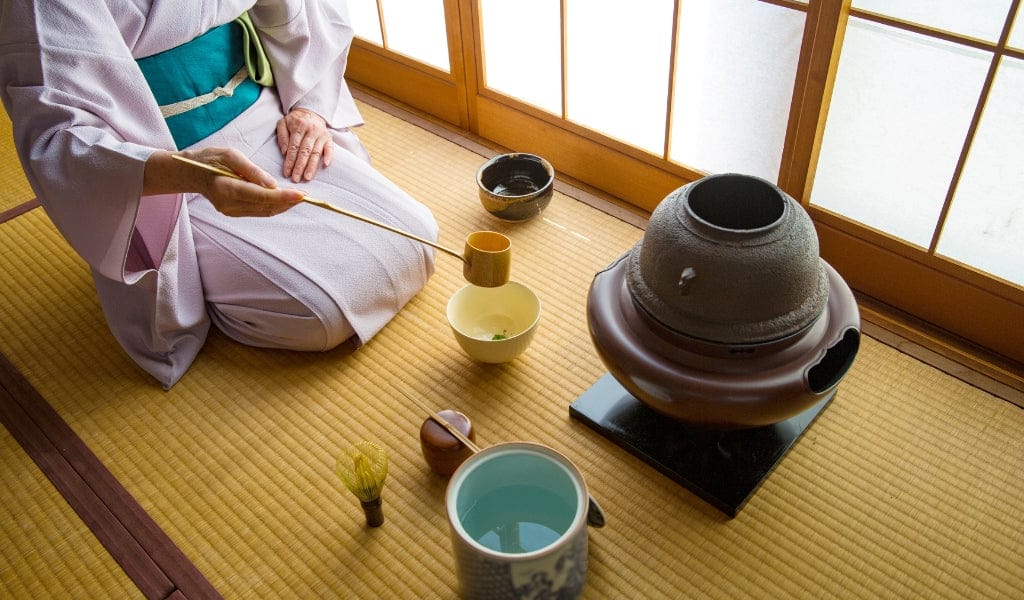 Préparation du thé matcha par une geisha