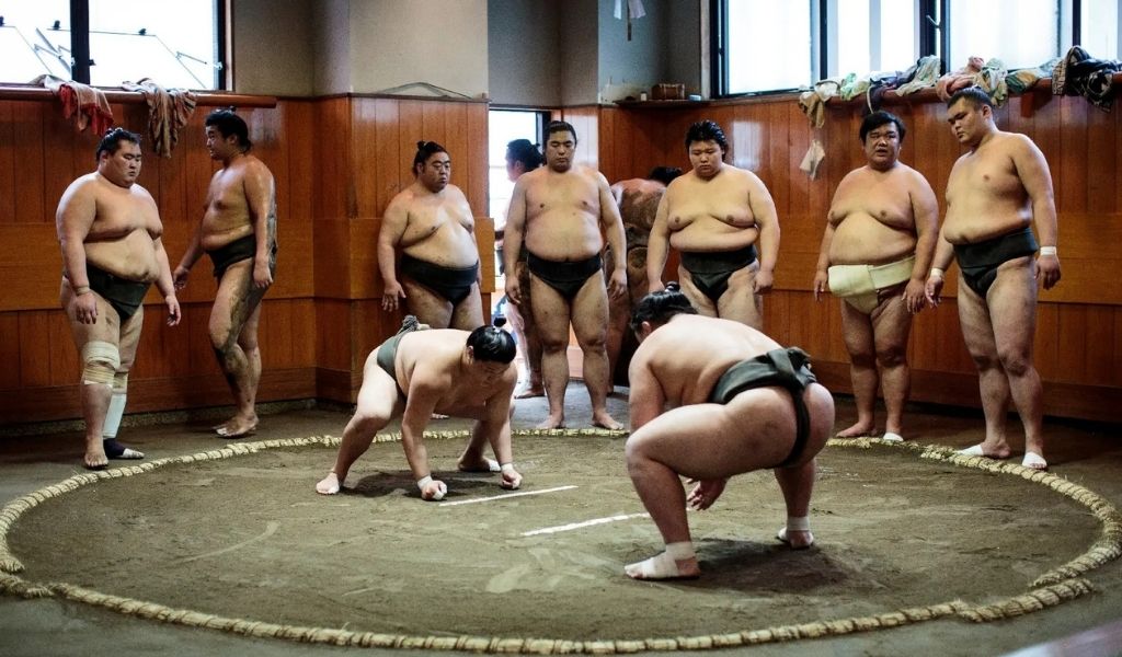 entrainement lutteur de sumo à l'écurie