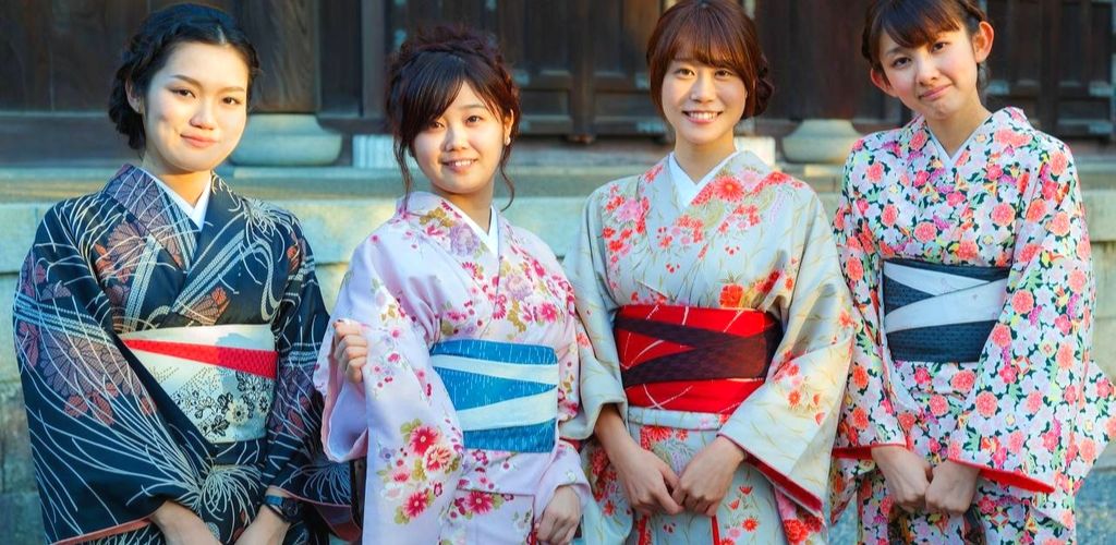 kimono del lado izquierdo del lado derecho
