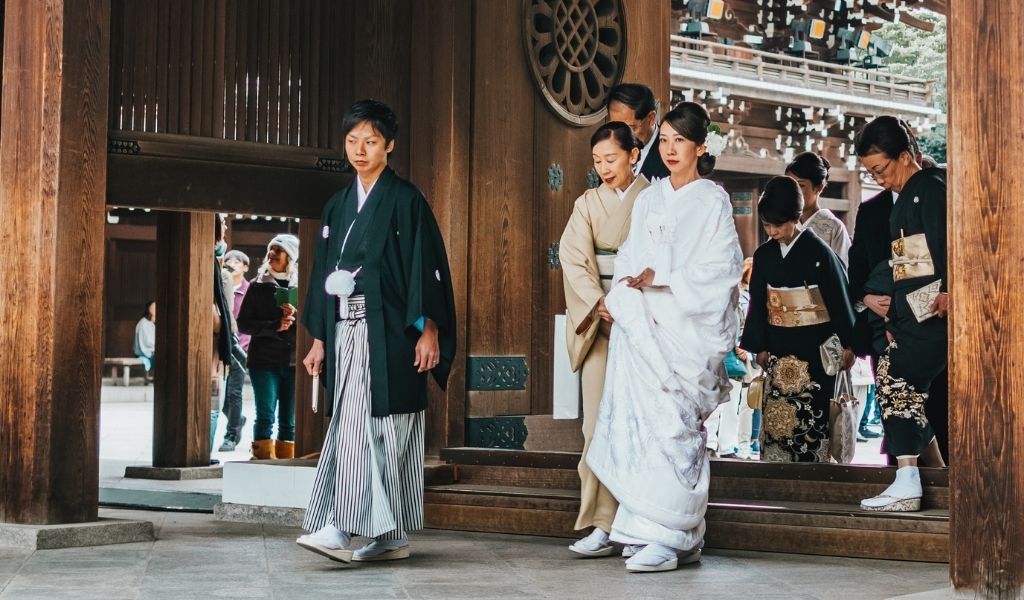 mariés japonais en kimono