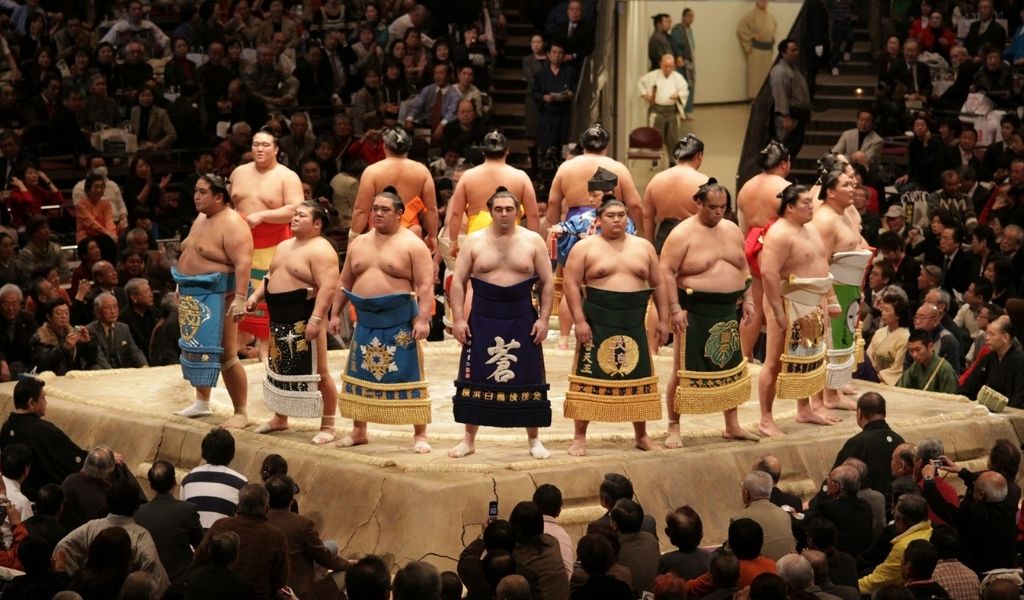 Rikishi ou lutteurs de sumo avant le combat