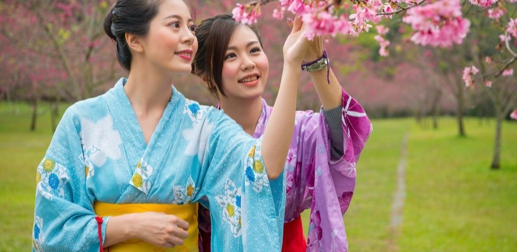 mujeres jóvenes en yukata