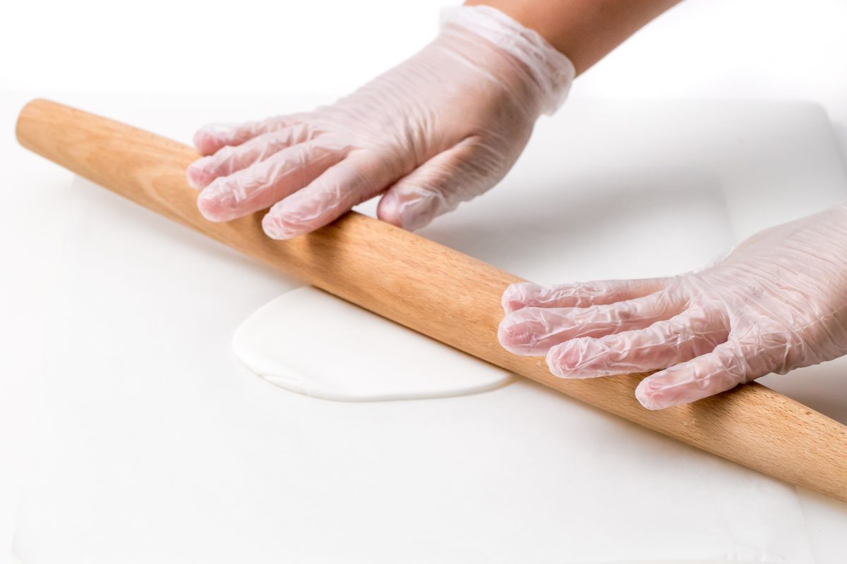 SPREAD A SMALL AMOUNT OF WHITE EAR FONDANT