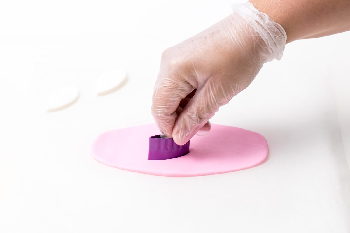 FORMES D'OREILLES COUPÉES EN FONDANT ROSE