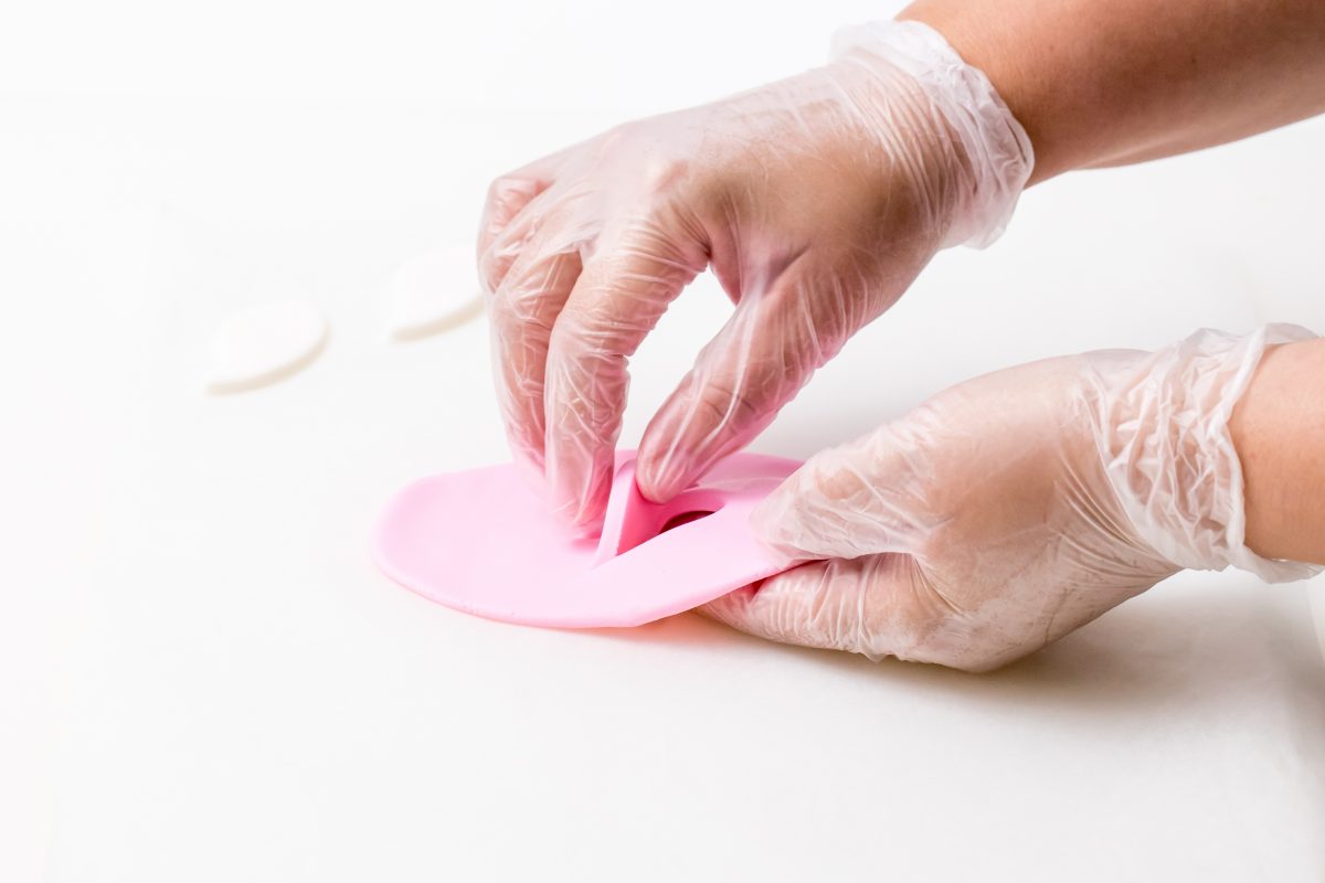 ENLEVER LES FORMES DÉCOUPÉES POUR LE GÂTEAU DE LICORNE ROSE