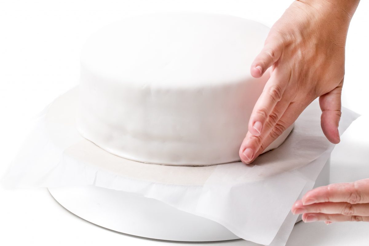 SEAL THE FONDANT AT THE BOTTOM OF THE CAKE