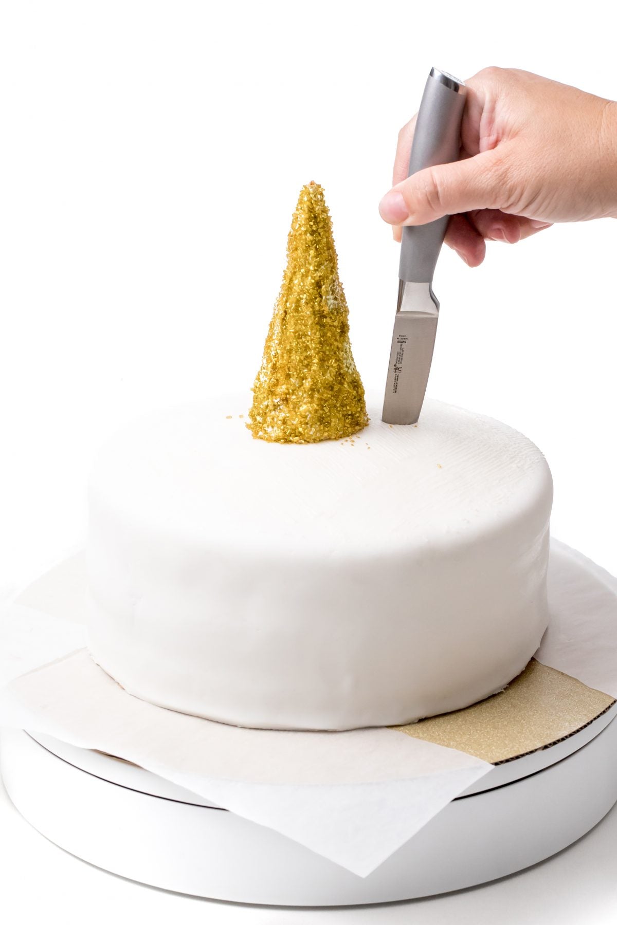 PLACE THE HORN ON THE CAKE AND CUT THE EAR SLOTS