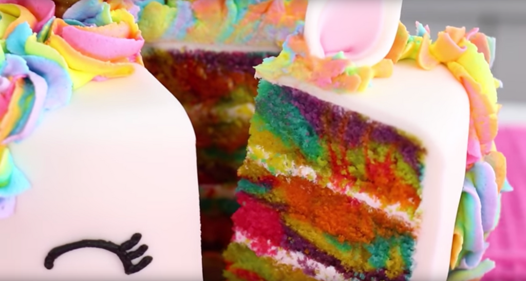 pastel de unicornio con muchos colores