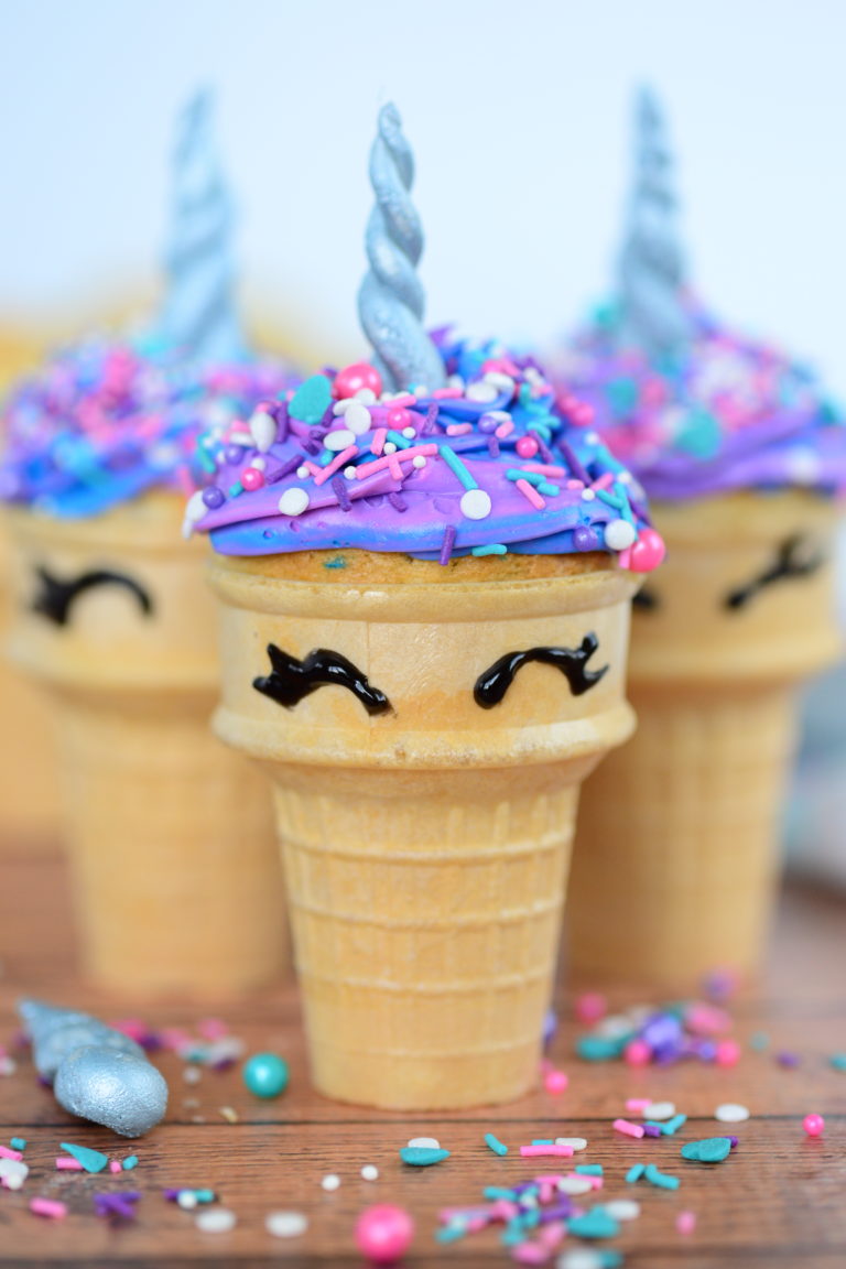 cupcake de unicornio en un cono de helado