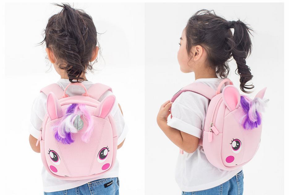 enfant porte un cartable licorne maternelle