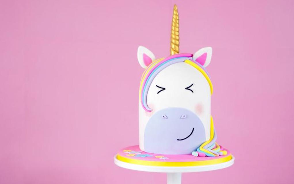 pastel de unicornio arcoiris y sonrisa