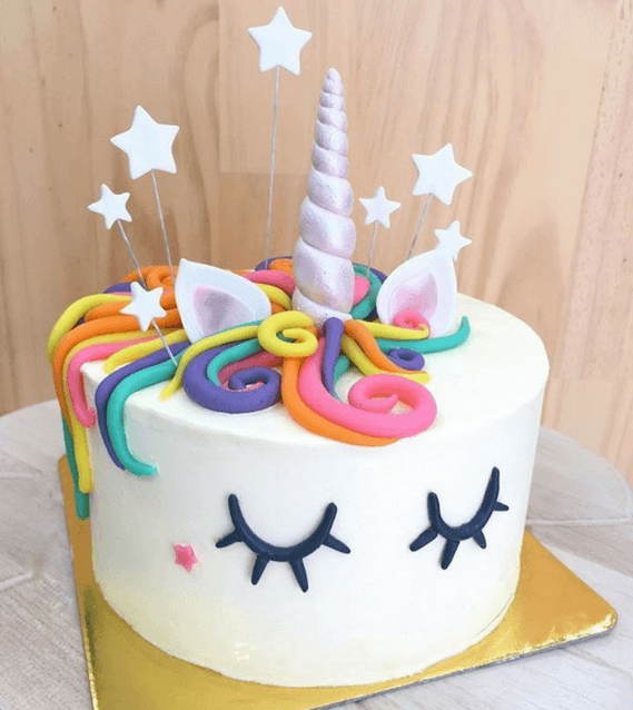 pastel de unicornio con un cabello hermoso en el pastel