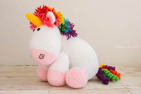 licorne blanche avec des pattes roses amigurumi