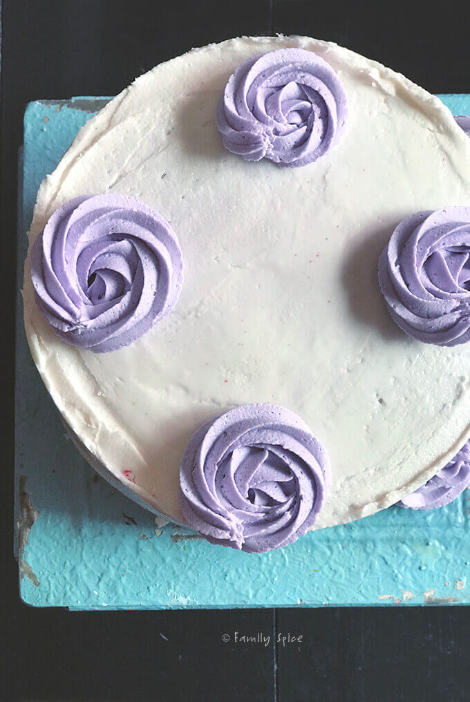 make the rosettes on the cake for the mane