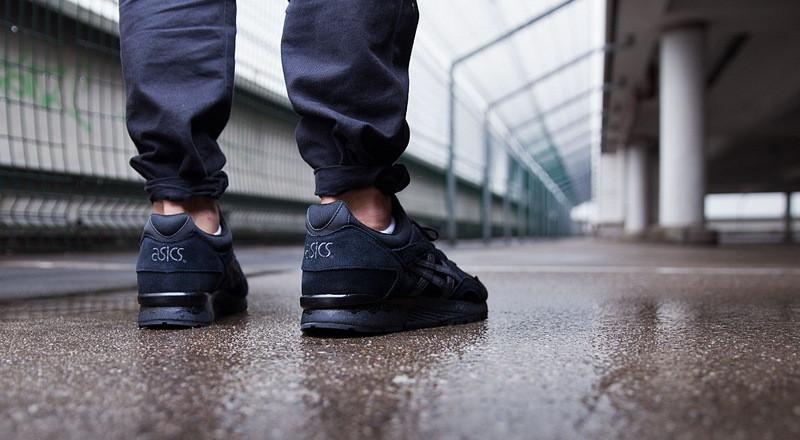 asics gel lyte v triple black suede