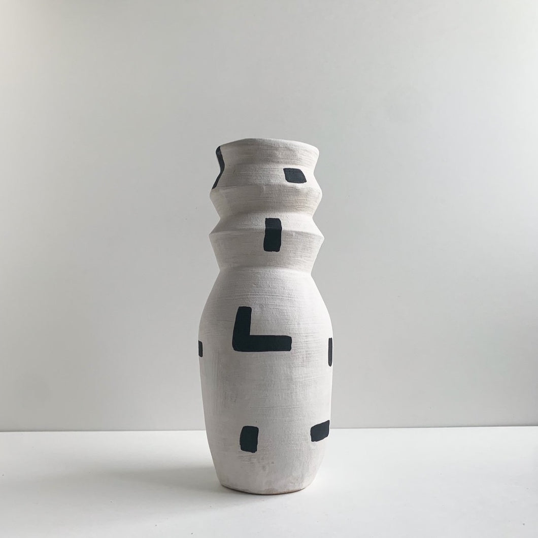 Queen Geo Vase in Black and White