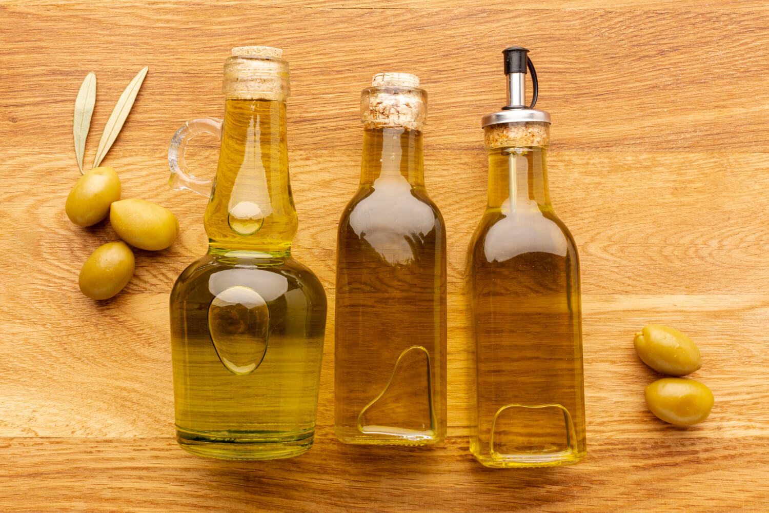 Чем заменить оливковое масло. Бутылка для растительного масла. Бутылка подсолнечного масла. Бутылочка для оливкового масла. Маленькие бутылочки с оливковым маслом.
