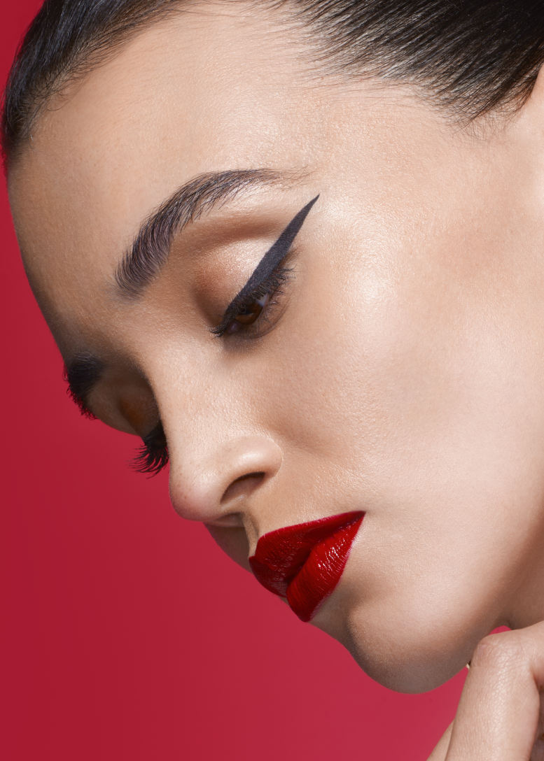 BOLD RED LIPS: WHERE POWER
                            MEETS ALLURE