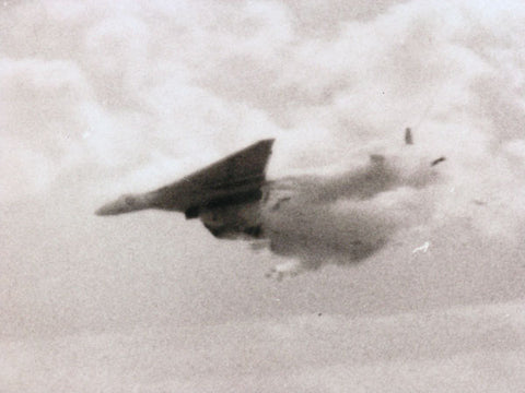 Vulcan B.2 disintegrating as it makes a right turn.