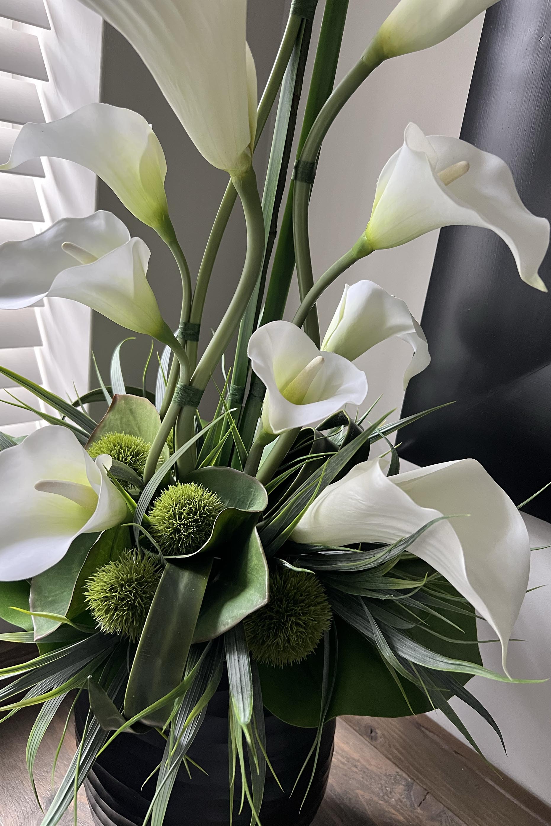 Calla lilies in a Black Carved Glass Vase. – RTfact Flowers