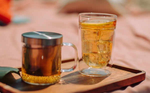 Glas mit Eistee auf Tablett