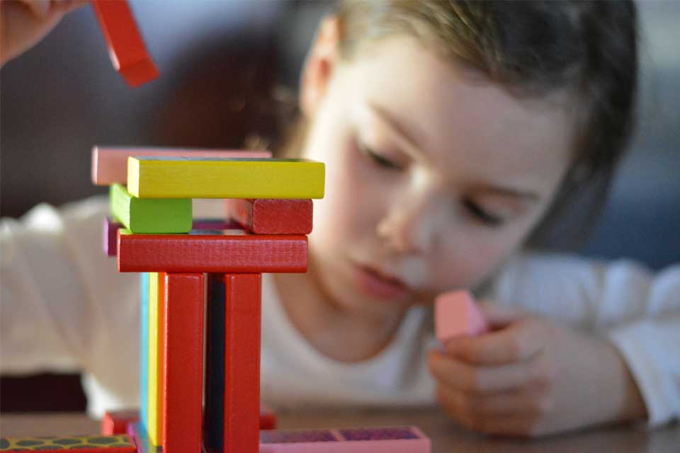 Garçon Jouant Au Jeu De Société Construisant Une Tour De Cubes En Bois Jeu  De Logique Jenga Pour Le Développement De L'enfant