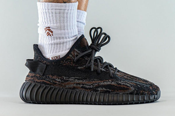 yeezy-boost-350-v2-mx-rock-on-foot