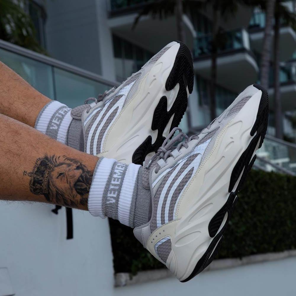 yeezy 700 static fit
