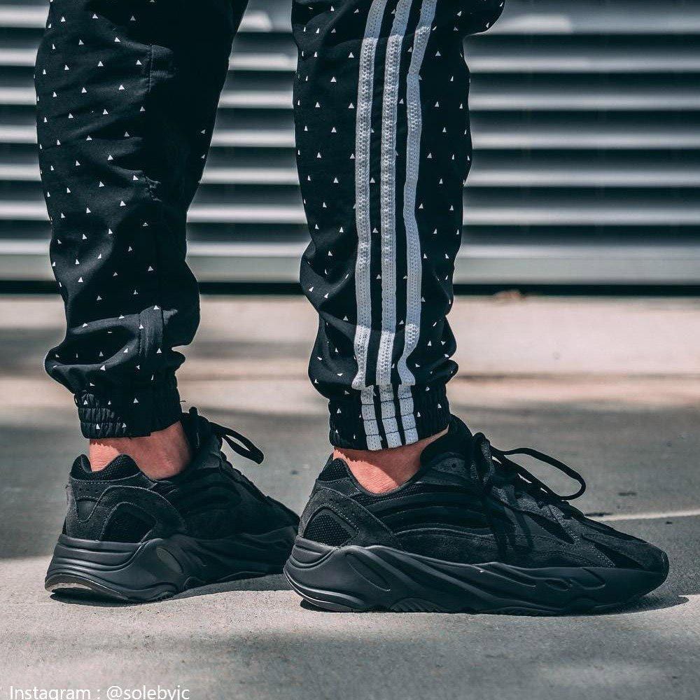 yeezy triple black 700 v2