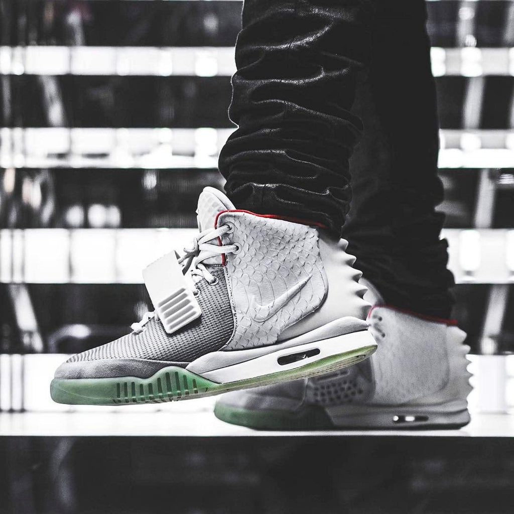 Nike Yeezy NRG 'Pure Platinum' Kick