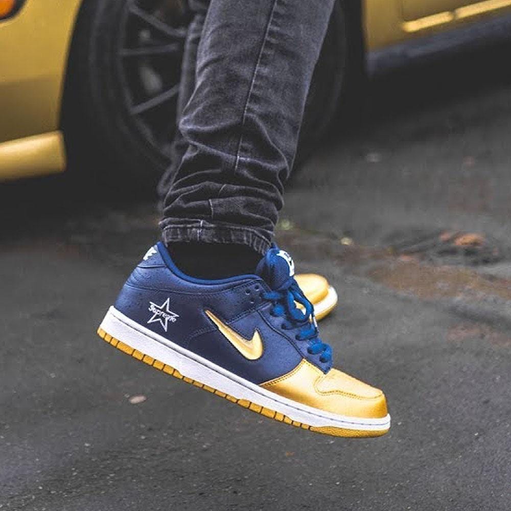 nike sb dunk low gold