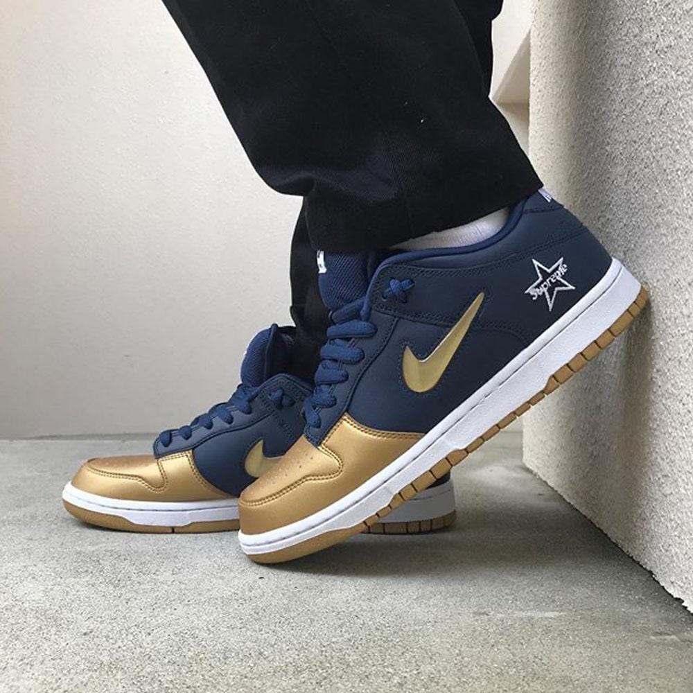 nike sb dunk low supreme gold