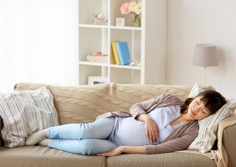https://cdn.shopify.com/s/files/1/0255/9777/1885/files/best-sleeping-positions-during-pregnancy.jpg?v=1660122480