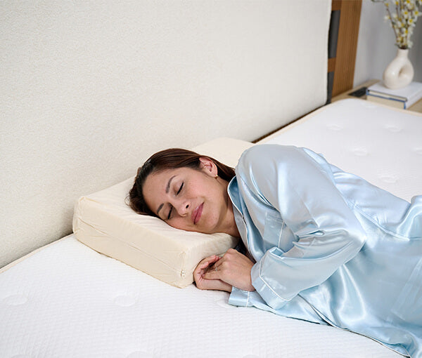 customer sleeping on a turmerry cuboid side sleeper pillow