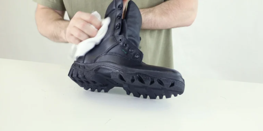 Brosse à chaussures en bois pour enlever la poussière et polir le cuir -  Idéal pour le nettoyage de bottes militaires en cuir : : Mode