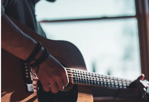 GUIDE D'ACHAT – 5 guitares acoustiques à moins de 210€